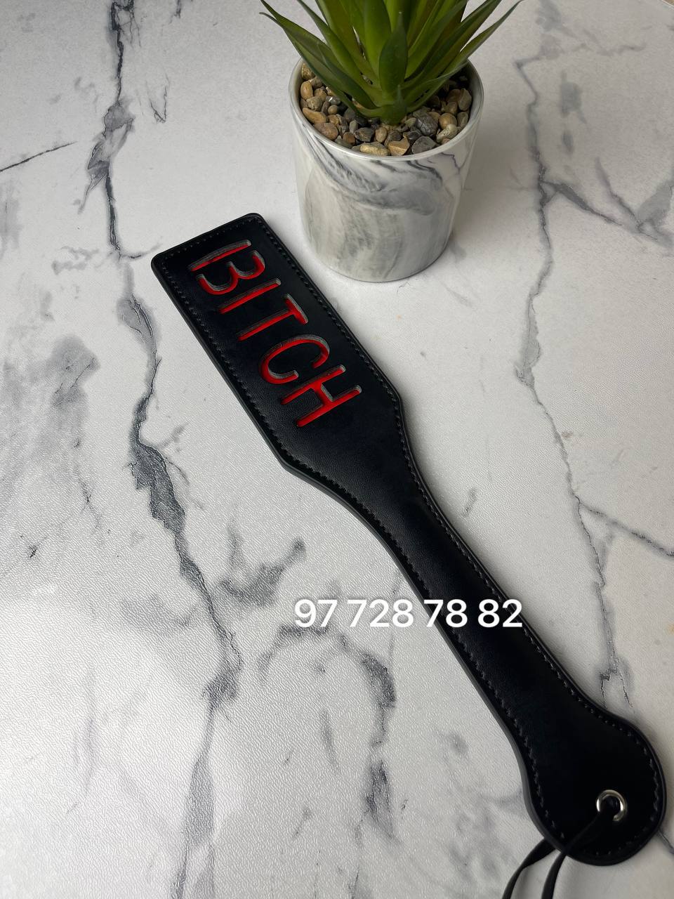 Кожаная плетка BITCH