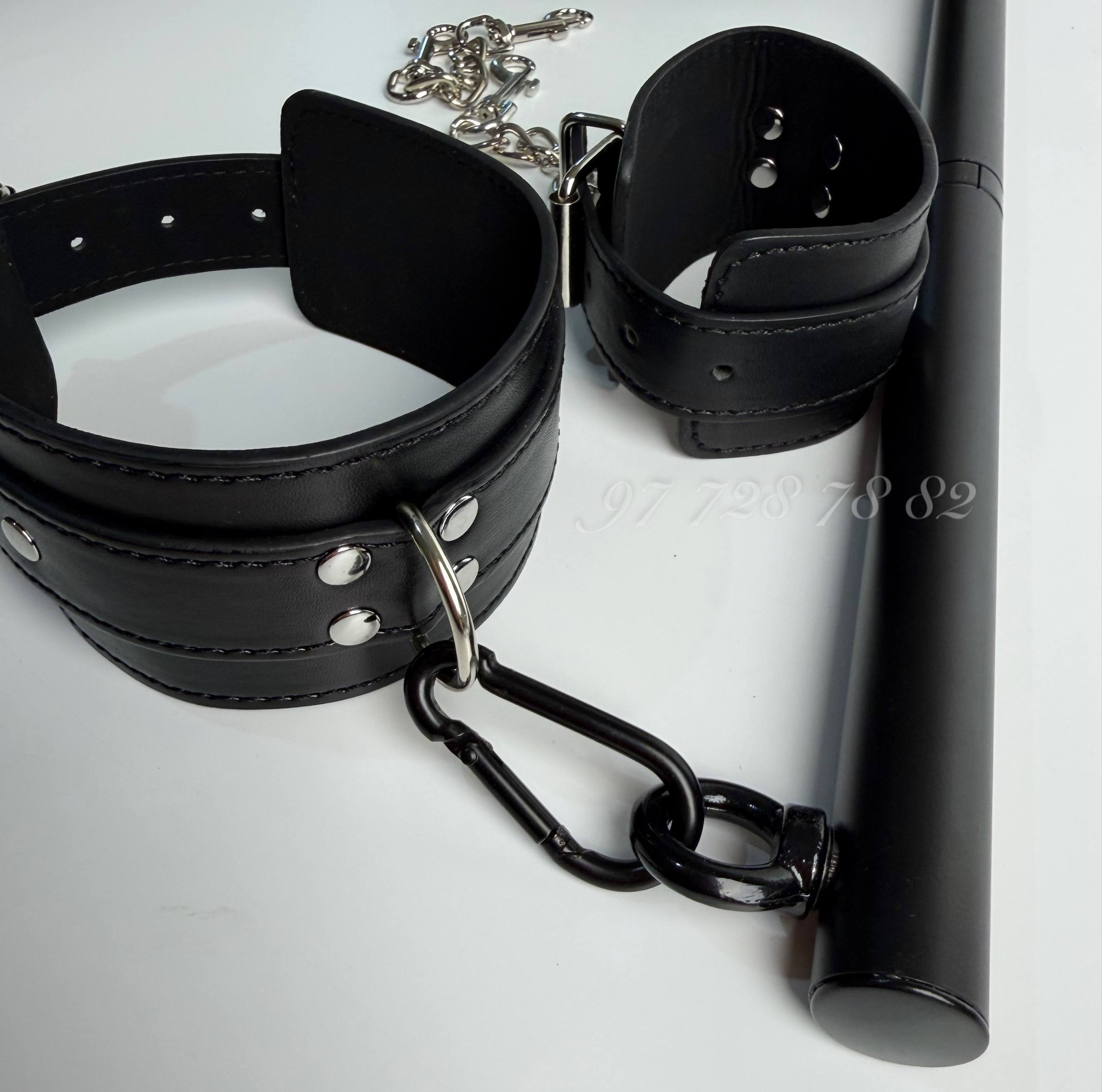 Металлическая BDSM-распорка с карабинами